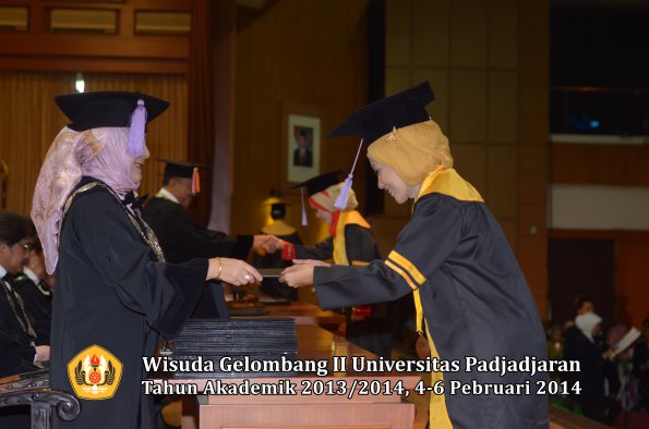 wisuda-unpad-gel-ii-ta-2013_2014-fakultas-kedokteran-gigi-oleh-dekan-044