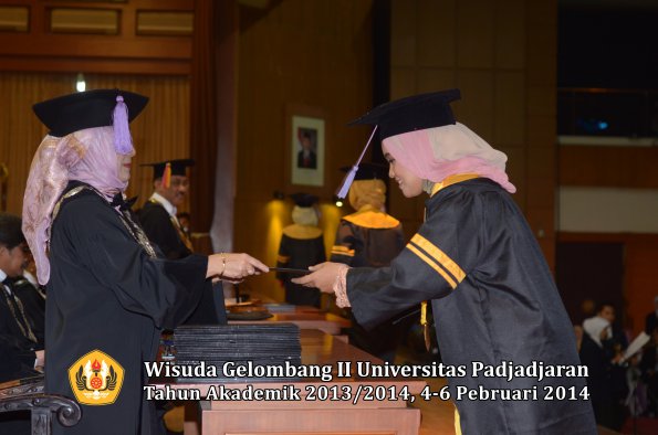 wisuda-unpad-gel-ii-ta-2013_2014-fakultas-kedokteran-gigi-oleh-dekan-045