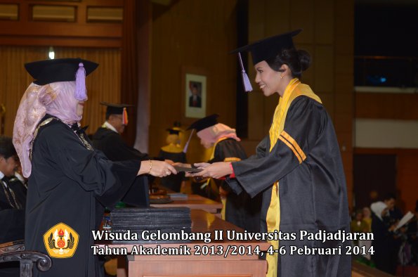 wisuda-unpad-gel-ii-ta-2013_2014-fakultas-kedokteran-gigi-oleh-dekan-046