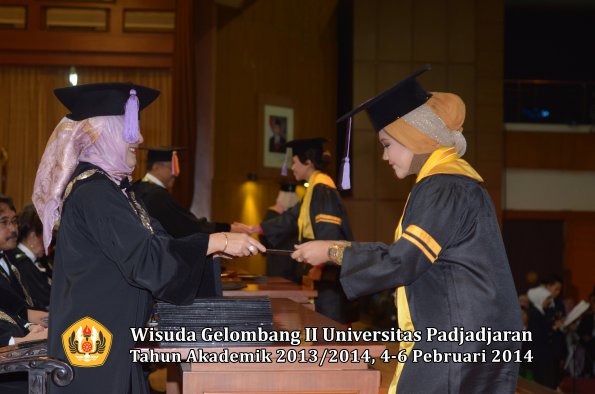 wisuda-unpad-gel-ii-ta-2013_2014-fakultas-kedokteran-gigi-oleh-dekan-047