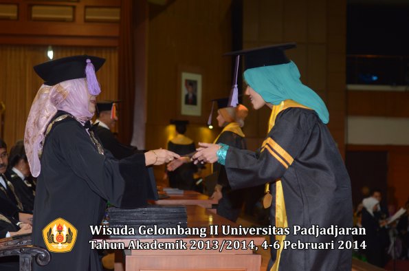 wisuda-unpad-gel-ii-ta-2013_2014-fakultas-kedokteran-gigi-oleh-dekan-048