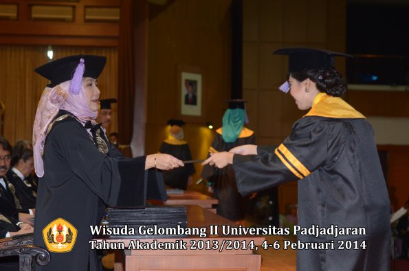 wisuda-unpad-gel-ii-ta-2013_2014-fakultas-kedokteran-gigi-oleh-dekan-049