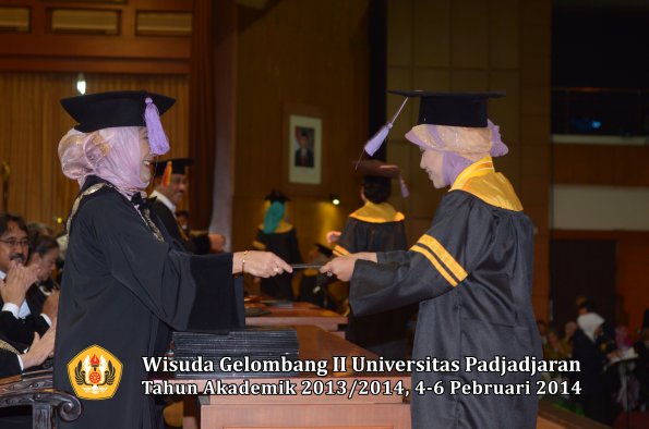 wisuda-unpad-gel-ii-ta-2013_2014-fakultas-kedokteran-gigi-oleh-dekan-050