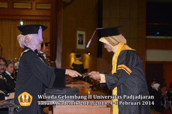 wisuda-unpad-gel-ii-ta-2013_2014-fakultas-kedokteran-gigi-oleh-dekan-051