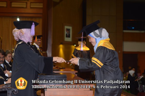 wisuda-unpad-gel-ii-ta-2013_2014-fakultas-kedokteran-gigi-oleh-dekan-052