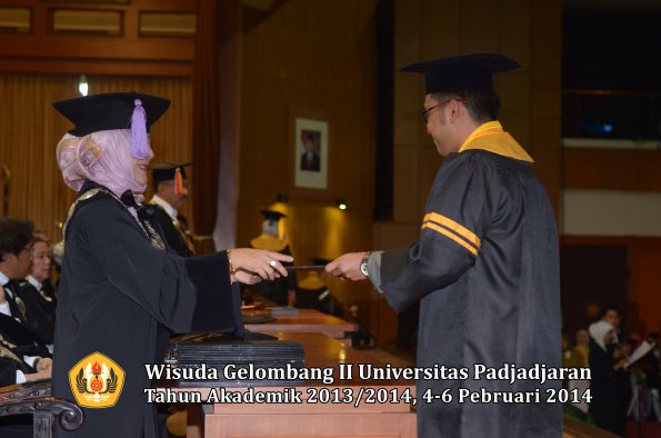 wisuda-unpad-gel-ii-ta-2013_2014-fakultas-kedokteran-gigi-oleh-dekan-053