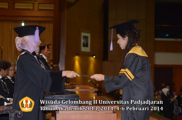 wisuda-unpad-gel-ii-ta-2013_2014-fakultas-kedokteran-gigi-oleh-dekan-054