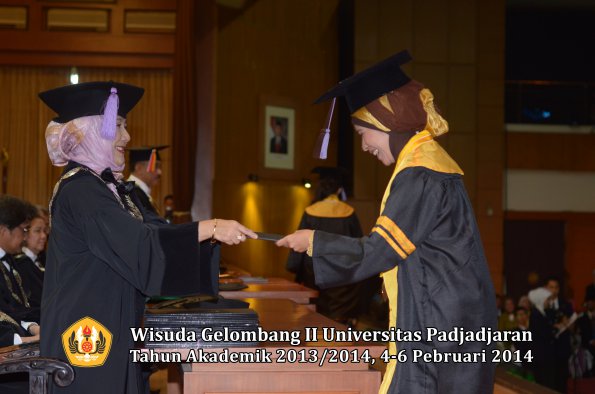 wisuda-unpad-gel-ii-ta-2013_2014-fakultas-kedokteran-gigi-oleh-dekan-055