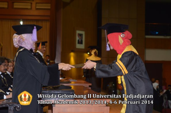 wisuda-unpad-gel-ii-ta-2013_2014-fakultas-kedokteran-gigi-oleh-dekan-056