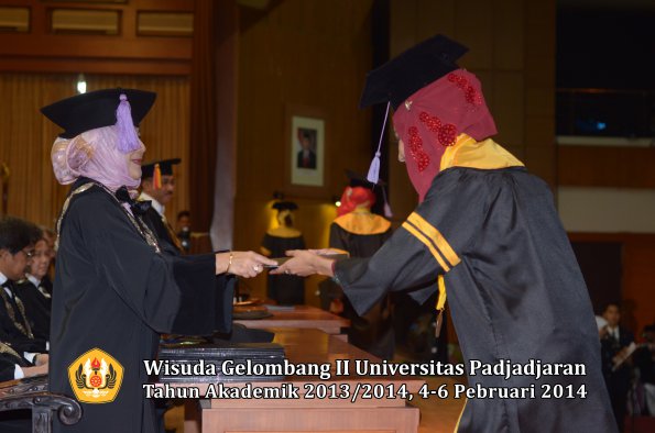 wisuda-unpad-gel-ii-ta-2013_2014-fakultas-kedokteran-gigi-oleh-dekan-057