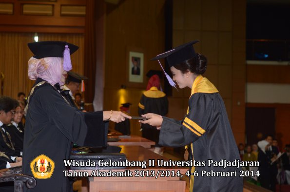 wisuda-unpad-gel-ii-ta-2013_2014-fakultas-kedokteran-gigi-oleh-dekan-058