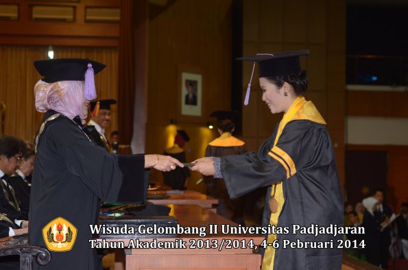 wisuda-unpad-gel-ii-ta-2013_2014-fakultas-kedokteran-gigi-oleh-dekan-059