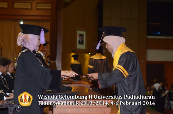 wisuda-unpad-gel-ii-ta-2013_2014-fakultas-kedokteran-gigi-oleh-dekan-060