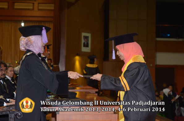 wisuda-unpad-gel-ii-ta-2013_2014-fakultas-kedokteran-gigi-oleh-dekan-064