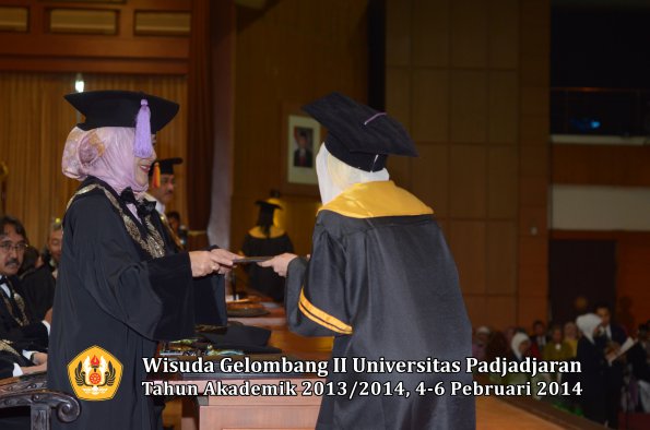 wisuda-unpad-gel-ii-ta-2013_2014-fakultas-kedokteran-gigi-oleh-dekan-066