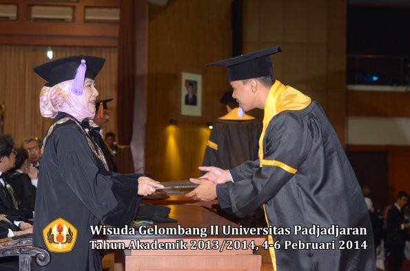 wisuda-unpad-gel-ii-ta-2013_2014-fakultas-kedokteran-gigi-oleh-dekan-069