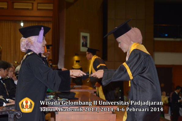 wisuda-unpad-gel-ii-ta-2013_2014-fakultas-kedokteran-gigi-oleh-dekan-072