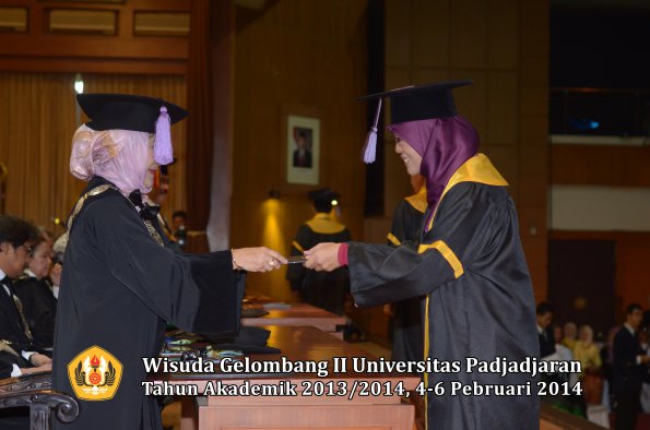 wisuda-unpad-gel-ii-ta-2013_2014-fakultas-kedokteran-gigi-oleh-dekan-073