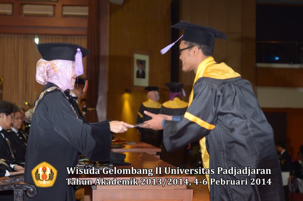 wisuda-unpad-gel-ii-ta-2013_2014-fakultas-kedokteran-gigi-oleh-dekan-074