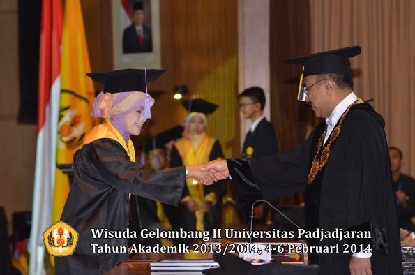 wisuda-unpad-gel-ii-ta-2013_2014-fakultas-kedokteran-gigi-oleh-rektor-052