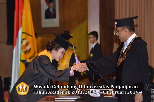 wisuda-unpad-gel-ii-ta-2013_2014-fakultas-kedokteran-gigi-oleh-rektor-062