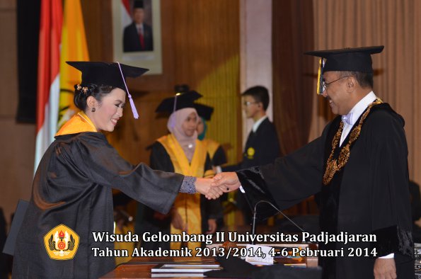 wisuda-unpad-gel-ii-ta-2013_2014-fakultas-kedokteran-gigi-oleh-rektor-063