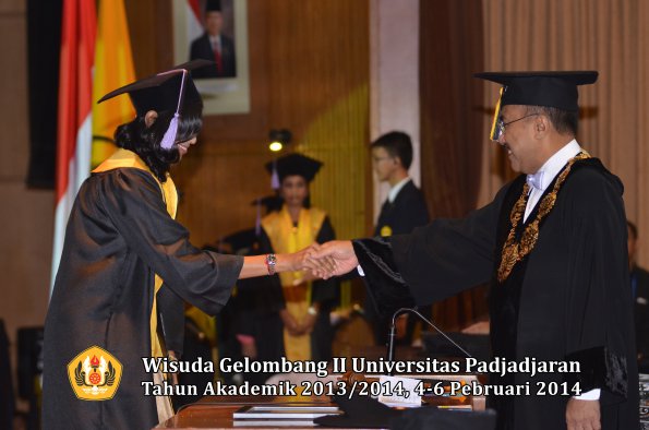 wisuda-unpad-gel-ii-ta-2013_2014-fakultas-kedokteran-gigi-oleh-rektor-066