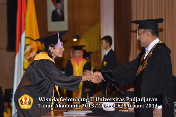 wisuda-unpad-gel-ii-ta-2013_2014-fakultas-kedokteran-gigi-oleh-rektor-067