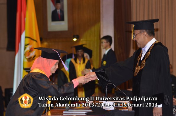 wisuda-unpad-gel-ii-ta-2013_2014-fakultas-kedokteran-gigi-oleh-rektor-068