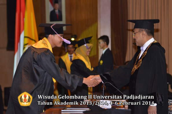 wisuda-unpad-gel-ii-ta-2013_2014-fakultas-kedokteran-gigi-oleh-rektor-073