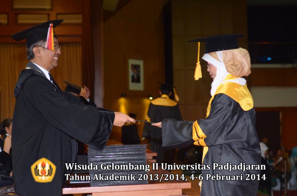 wisuda-unpad-gel-ii-ta-2013_2014-fakultas-ekonomi-dan-bisnis-oleh-dekan-023