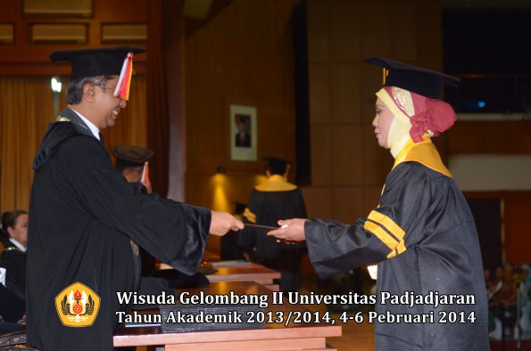 wisuda-unpad-gel-ii-ta-2013_2014-fakultas-ekonomi-dan-bisnis-oleh-dekan-026