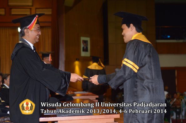wisuda-unpad-gel-ii-ta-2013_2014-fakultas-ekonomi-dan-bisnis-oleh-dekan-029