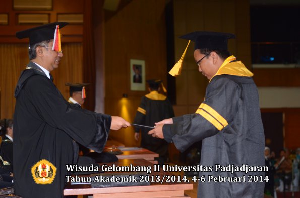 wisuda-unpad-gel-ii-ta-2013_2014-fakultas-ekonomi-dan-bisnis-oleh-dekan-031