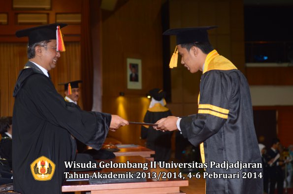 wisuda-unpad-gel-ii-ta-2013_2014-fakultas-ekonomi-dan-bisnis-oleh-dekan-035