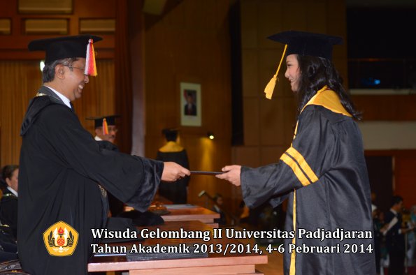 wisuda-unpad-gel-ii-ta-2013_2014-fakultas-ekonomi-dan-bisnis-oleh-dekan-036