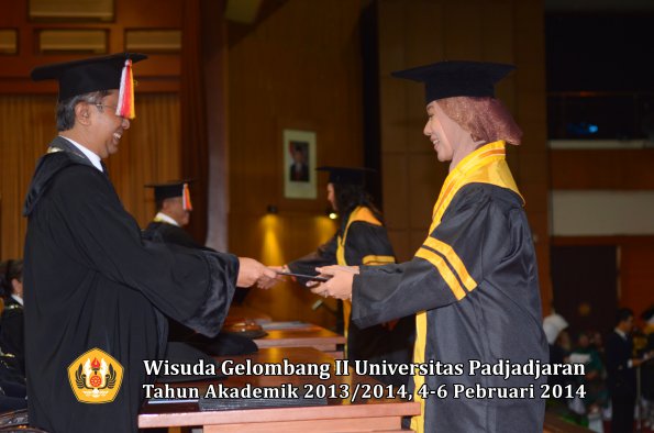 wisuda-unpad-gel-ii-ta-2013_2014-fakultas-ekonomi-dan-bisnis-oleh-dekan-037