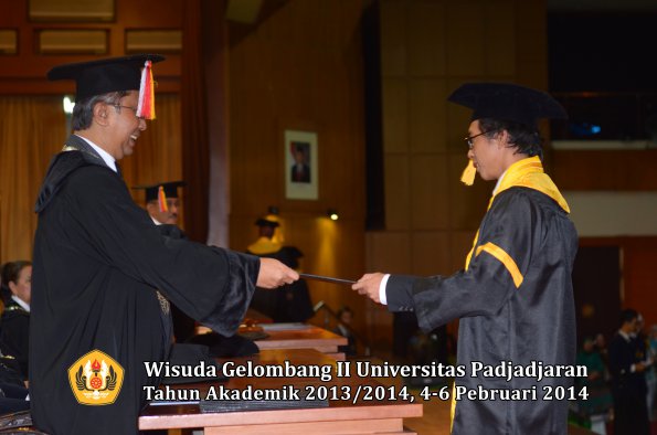 wisuda-unpad-gel-ii-ta-2013_2014-fakultas-ekonomi-dan-bisnis-oleh-dekan-038