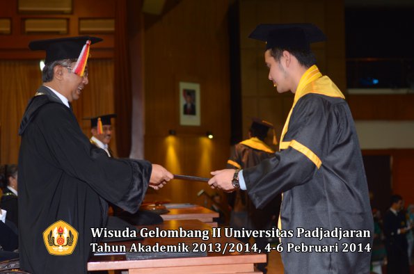 wisuda-unpad-gel-ii-ta-2013_2014-fakultas-ekonomi-dan-bisnis-oleh-dekan-039