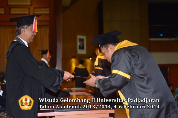 wisuda-unpad-gel-ii-ta-2013_2014-fakultas-ekonomi-dan-bisnis-oleh-dekan-040