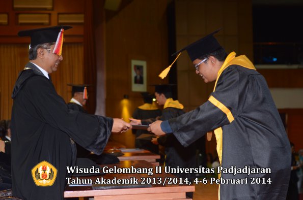 wisuda-unpad-gel-ii-ta-2013_2014-fakultas-ekonomi-dan-bisnis-oleh-dekan-042