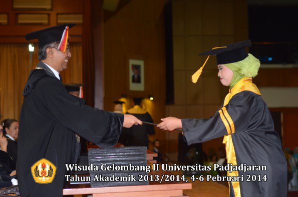 wisuda-unpad-gel-ii-ta-2013_2014-fakultas-ekonomi-dan-bisnis-oleh-dekan-045