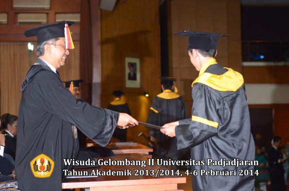 wisuda-unpad-gel-ii-ta-2013_2014-fakultas-ekonomi-dan-bisnis-oleh-dekan-046