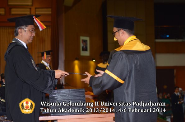 wisuda-unpad-gel-ii-ta-2013_2014-fakultas-ekonomi-dan-bisnis-oleh-dekan-049