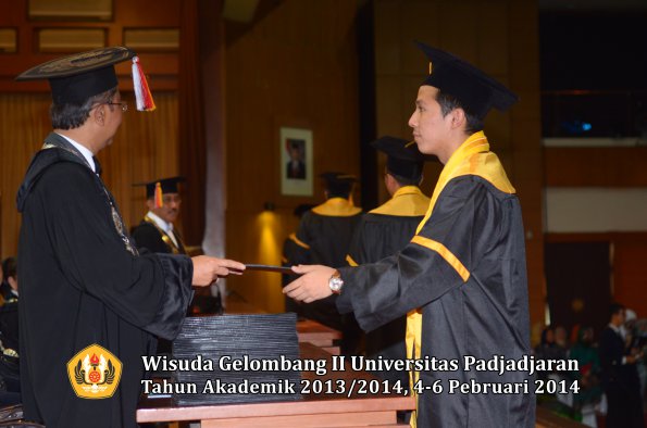 wisuda-unpad-gel-ii-ta-2013_2014-fakultas-ekonomi-dan-bisnis-oleh-dekan-050