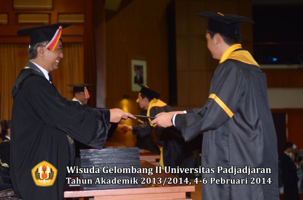 wisuda-unpad-gel-ii-ta-2013_2014-fakultas-ekonomi-dan-bisnis-oleh-dekan-051