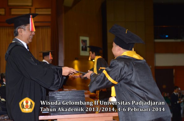 wisuda-unpad-gel-ii-ta-2013_2014-fakultas-ekonomi-dan-bisnis-oleh-dekan-053