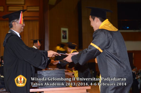 wisuda-unpad-gel-ii-ta-2013_2014-fakultas-ekonomi-dan-bisnis-oleh-dekan-054