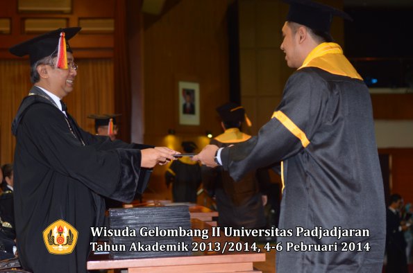 wisuda-unpad-gel-ii-ta-2013_2014-fakultas-ekonomi-dan-bisnis-oleh-dekan-055