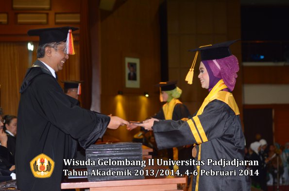 wisuda-unpad-gel-ii-ta-2013_2014-fakultas-ekonomi-dan-bisnis-oleh-dekan-056